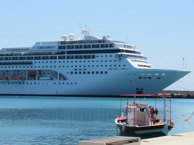 De cruise boten in Katakolo
